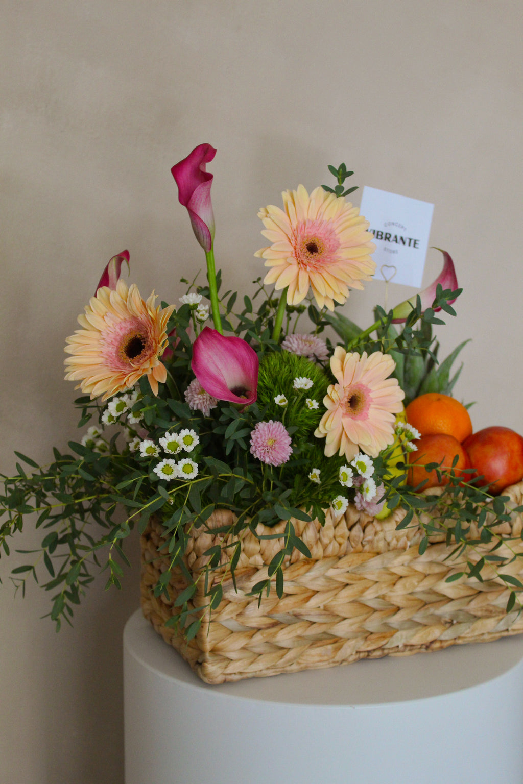 Canasta de Flores y Frutas