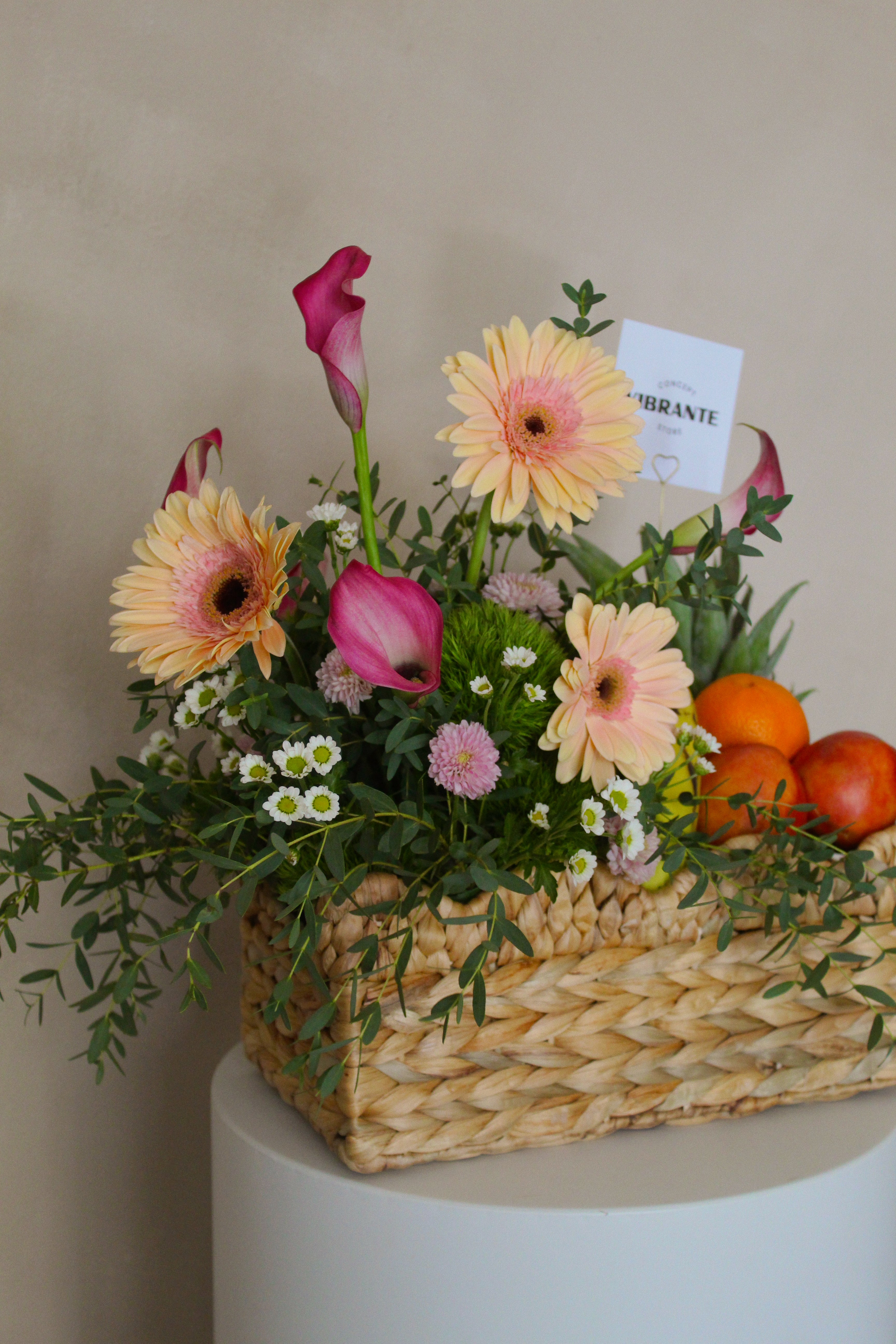 Canasta de Flores y Frutas