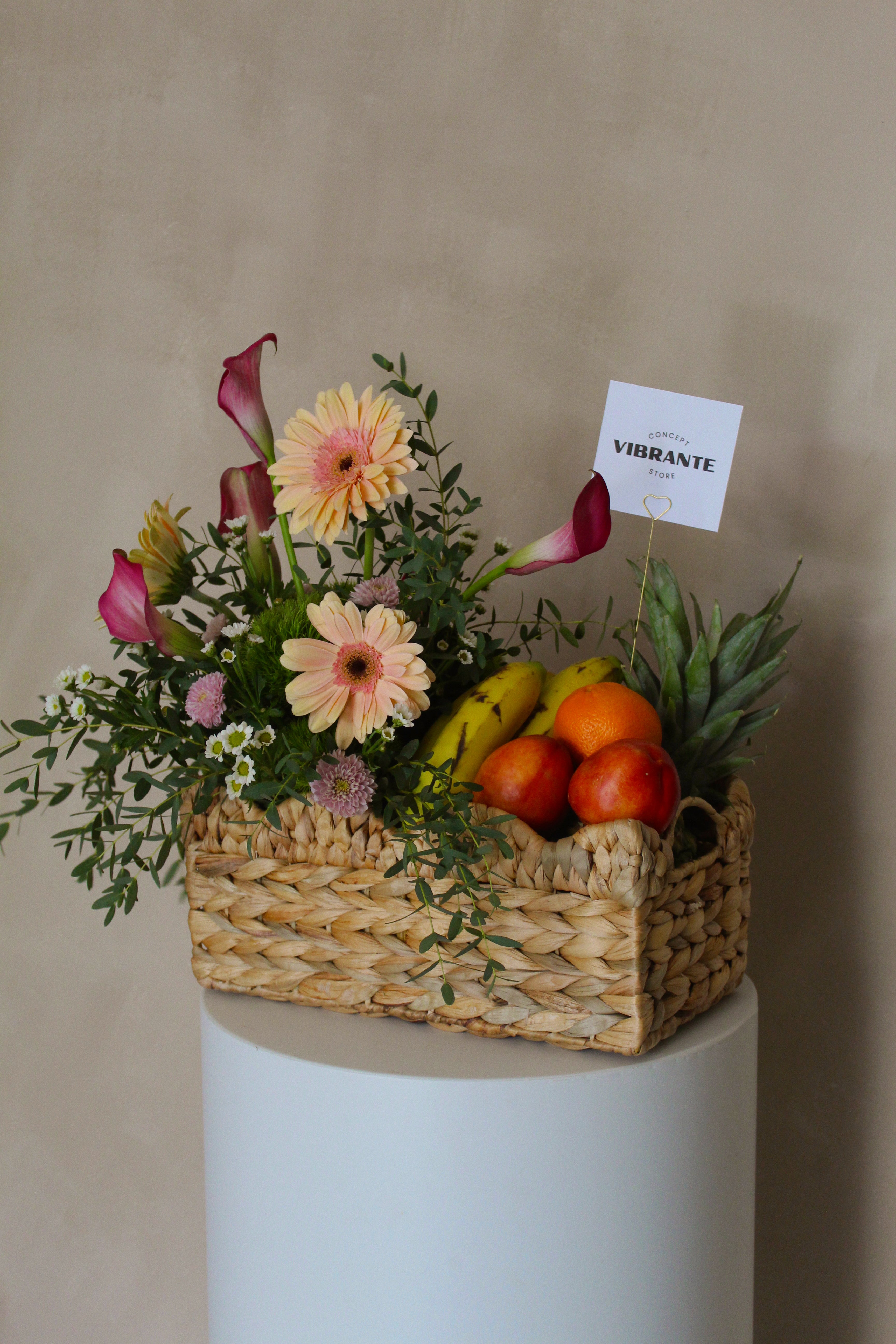 Canasta de Flores y Frutas