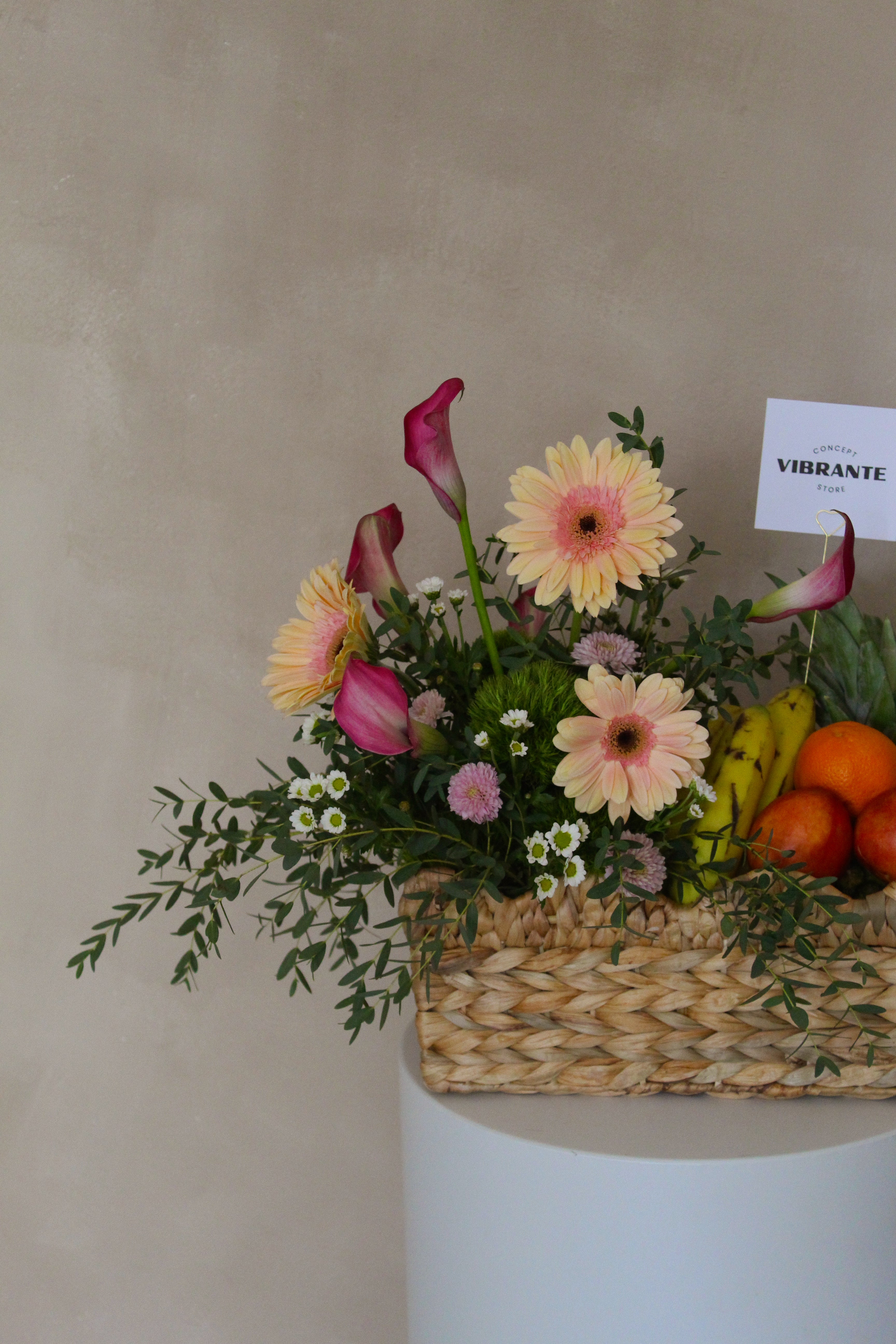 Canasta de Flores y Frutas