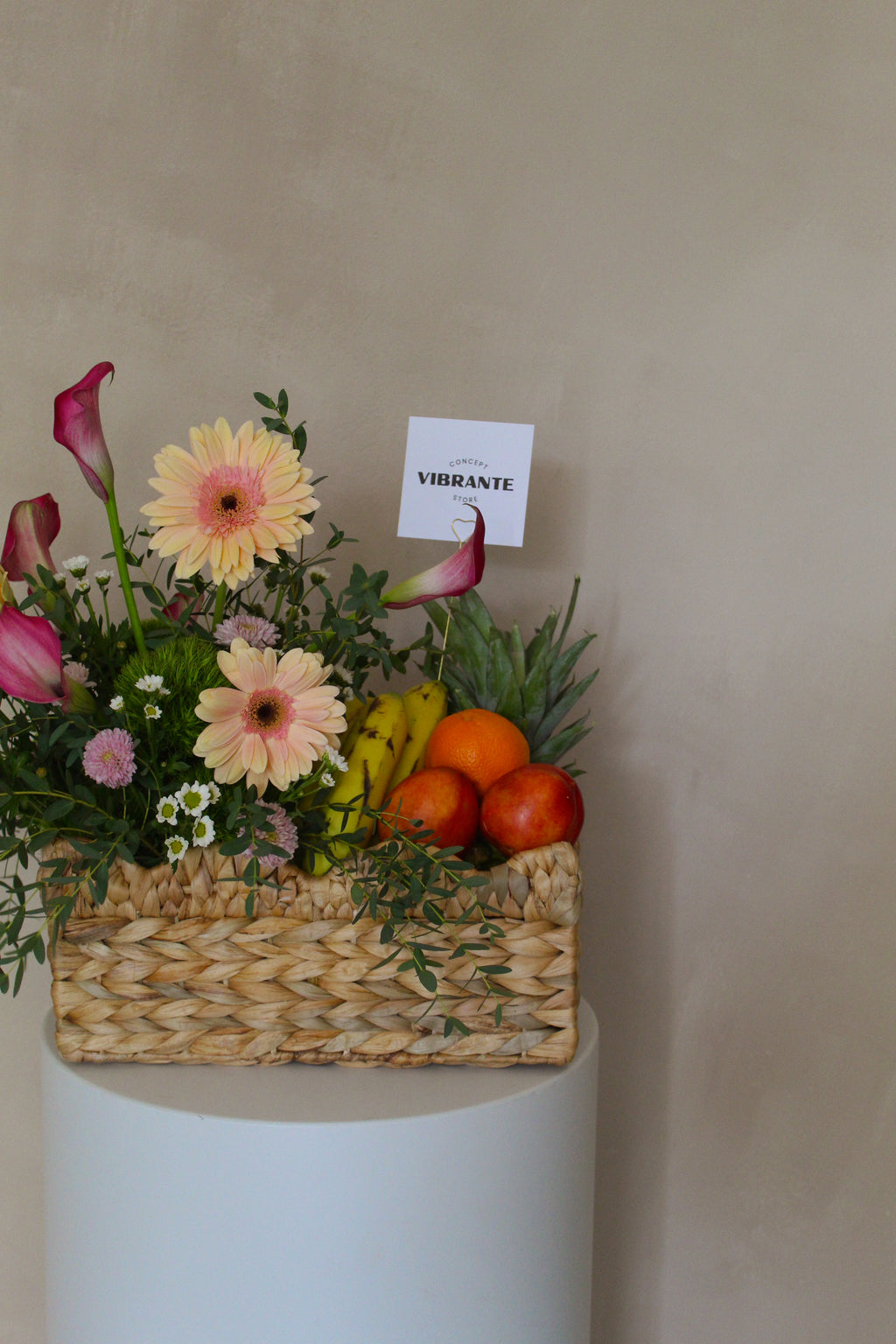 Canasta de Flores y Frutas
